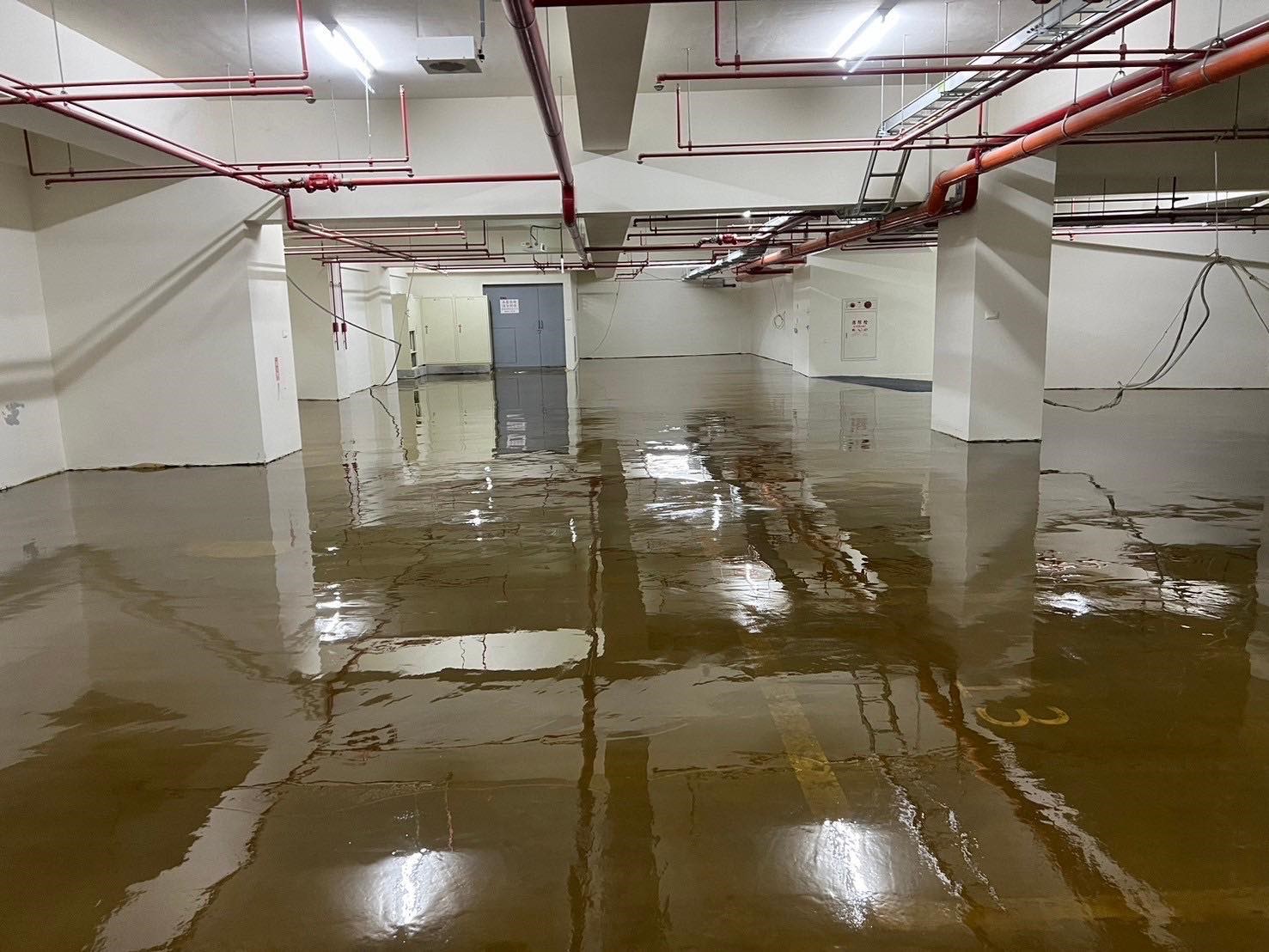 新建大樓 地下室 止滑型EPOXY地坪  數量1600m2