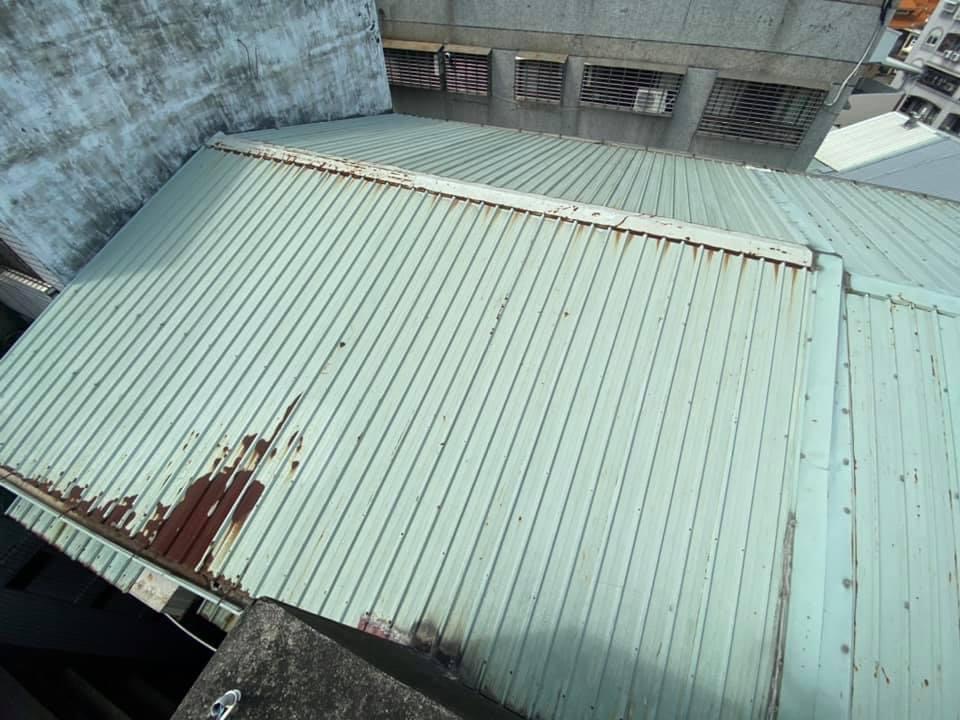 台中公寓-屋頂浪板漆面翻新