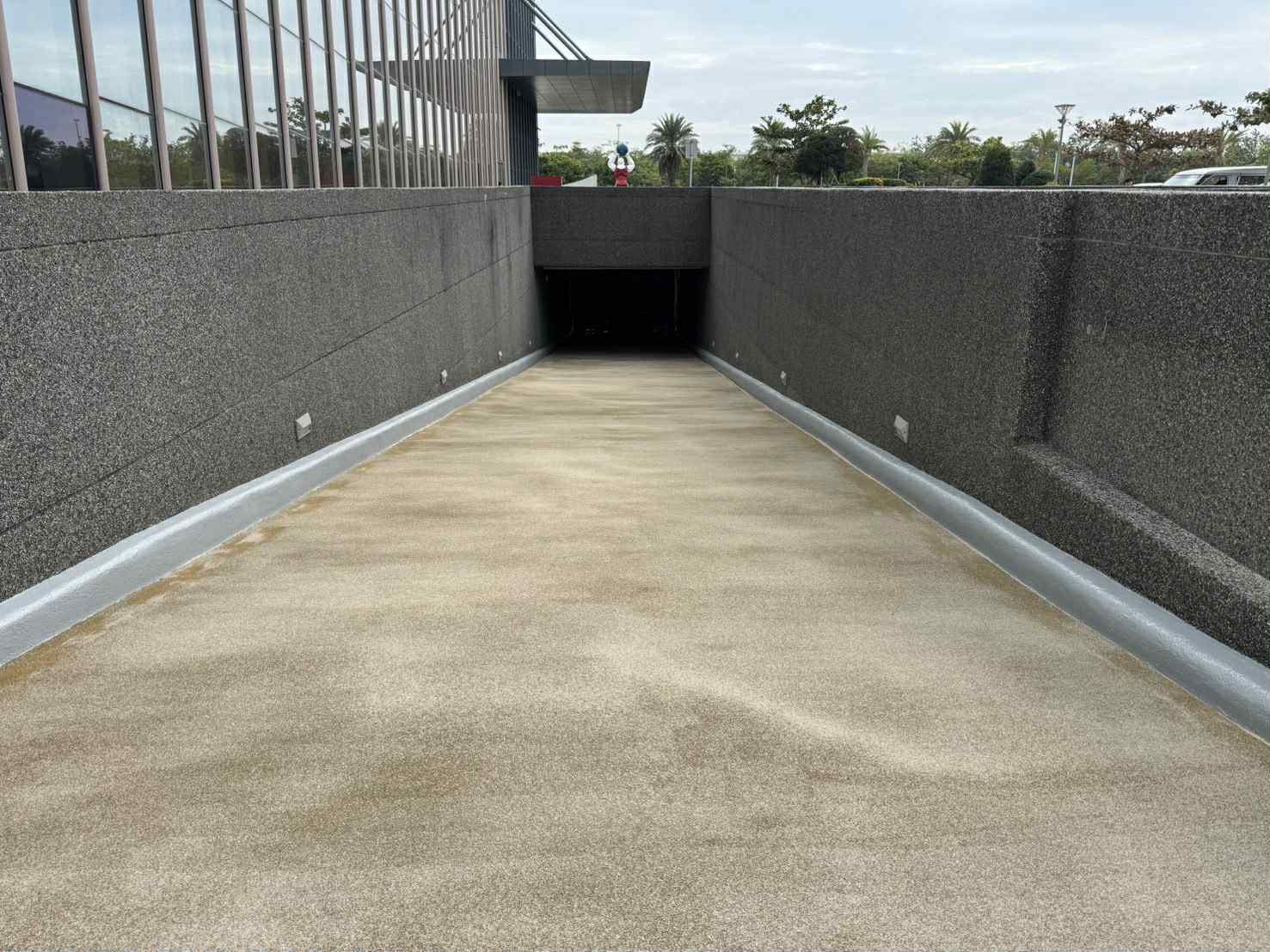台南安南科工區巨鎧精密斜坡車道止滑型EPOXY地坪翻新