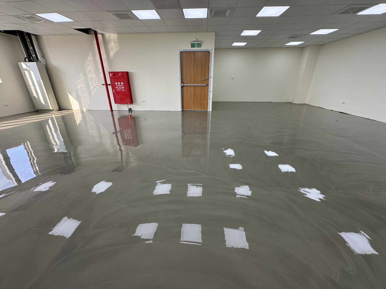 台南麻豆廠房辦公區 自平水泥地坪