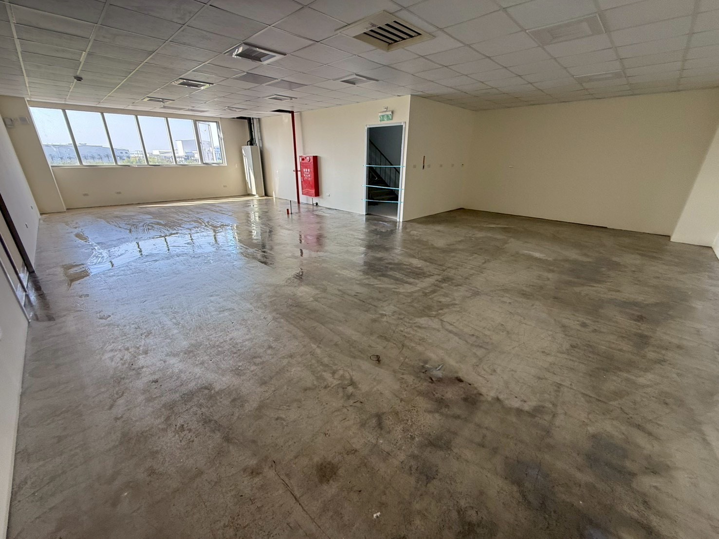 台南麻豆廠房辦公區 自平水泥地坪