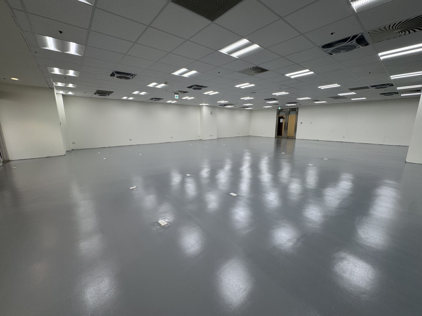 台南AI大樓導電地坪100v測試2.5x10的4-7次方 EPOXY導電地坪
